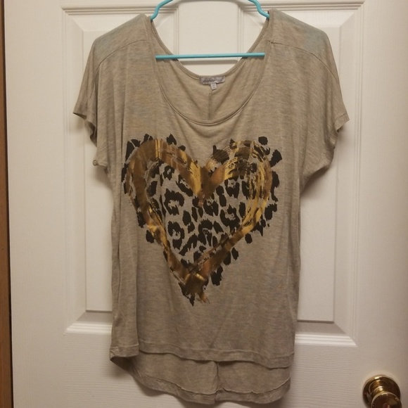 Gray, flowy t shirt with gold heart - Picture 5 of 8